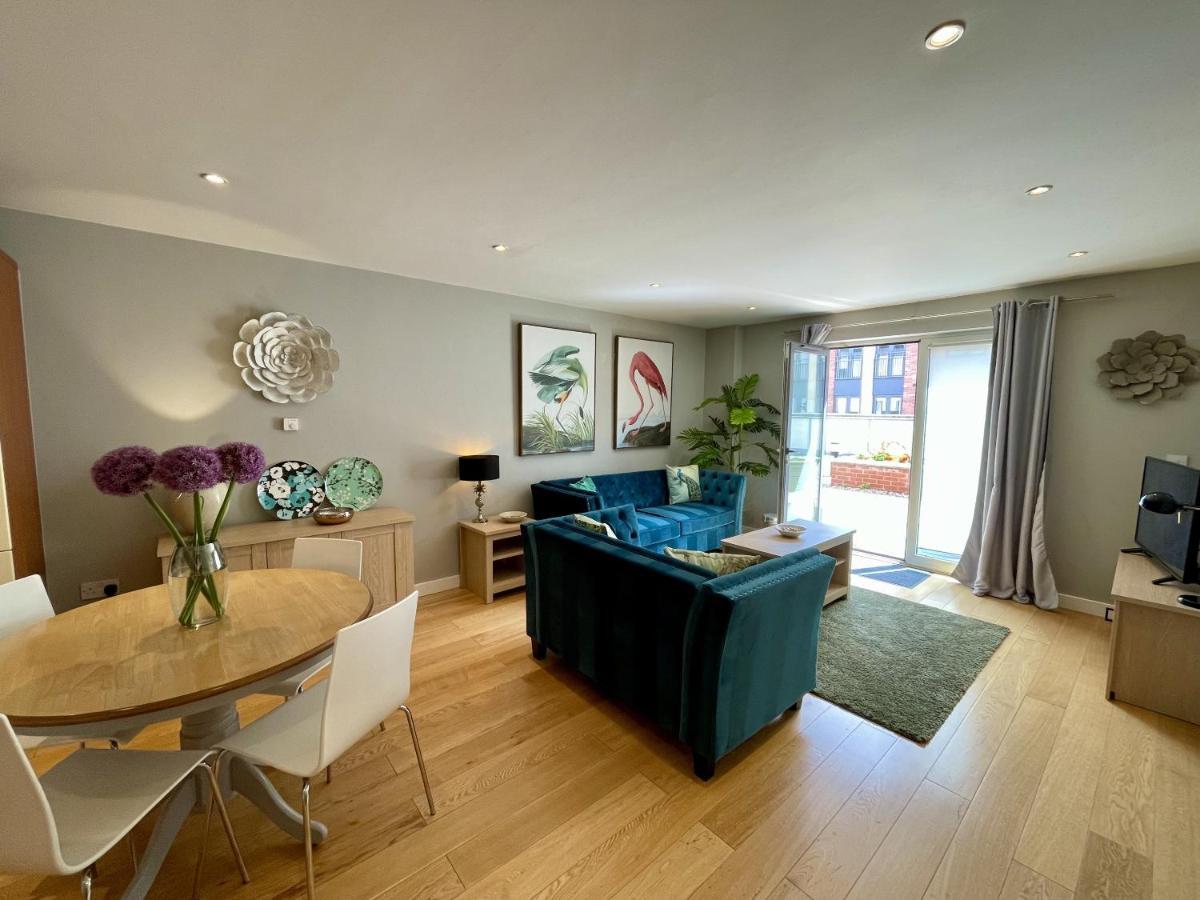 Stunning 2-Bed Town Centre Apartment - Hosted By Hutch Lifestyle Leamington Spa Kültér fotó